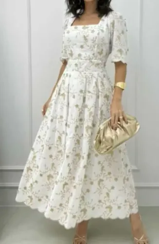 Vestido branco e dourado bordado midi em Laise