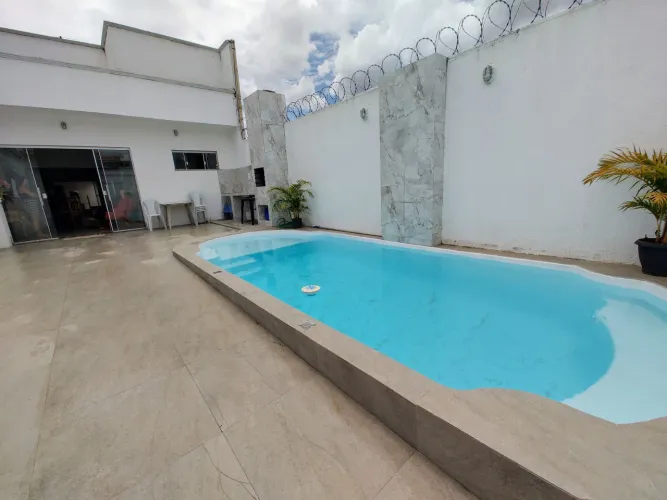 Casa 3/4 com 2 Suítes - Piscina!