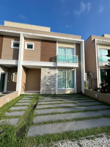 Casa duplex com três quartos sendo dois suítes no Eusébio - 98m²