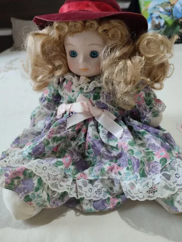 Linda Boneca de Porcelana com Vestido Floral e Chapéu
