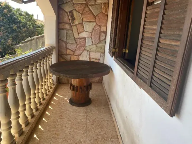 Mesa em madeira maciça 