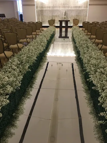 Jardineiras forradas com plantas artificiais