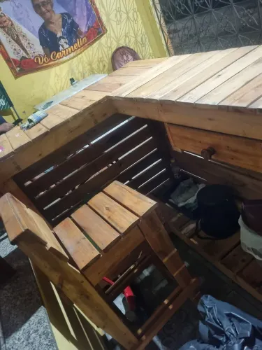 Balcão rústico de madeira para bar ou cozinha e platileiras