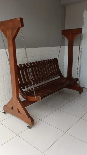 Balanço de madeira para jardim