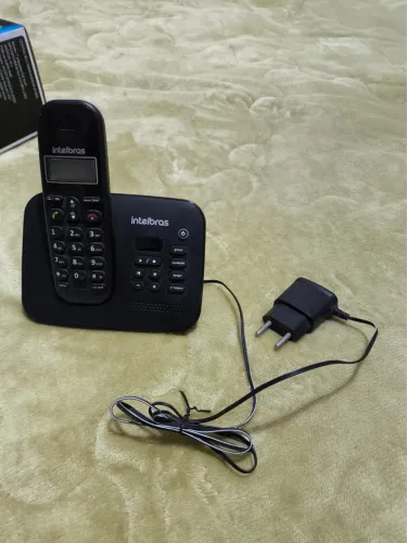 Aparelho telefone Intelbras sem fio cor preto com secretária eletrônica 220V