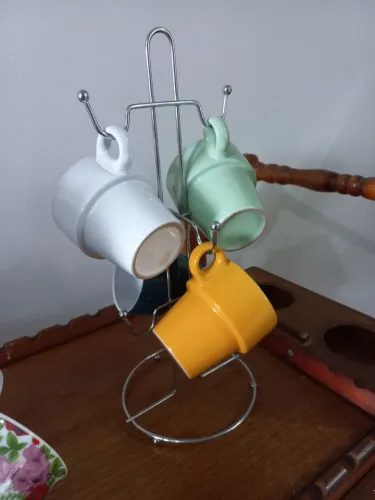 Doação, leia o anúncio. Jogo de 4 xícaras modernistas por 8 reais.