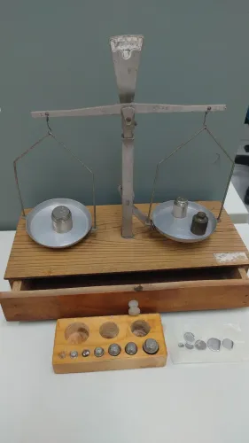 Antiga Balança com cepo e pesos