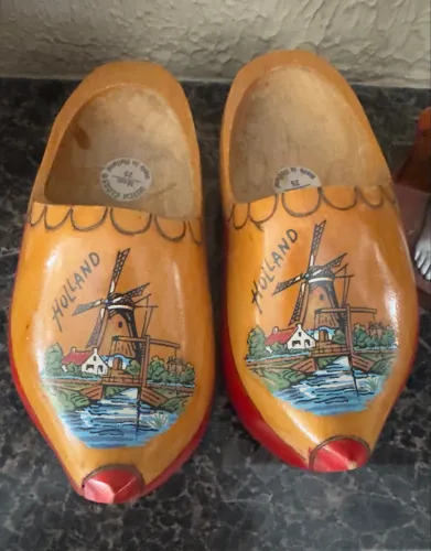 PAR DE SAPATILHA HOLANDESA ANTIGA 
