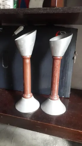 Castiçal de madeira nobre e aluminio