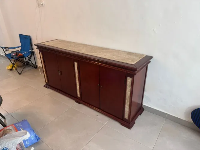 Buffet de Madeira e mármore