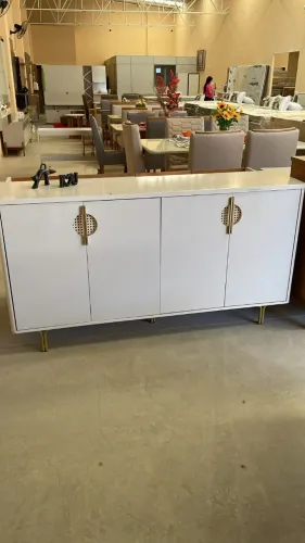 "Buffet Marsala 160cm: Design Sofisticado com 4 Portas e Pés de Ferro em Off White"