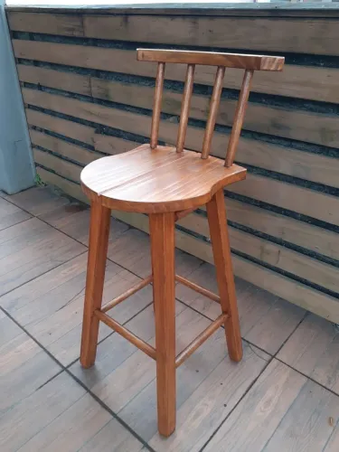 Banqueta alta vernizada