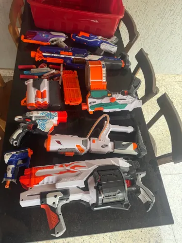 Nerf variados, muita munição, só vendo todas junto.