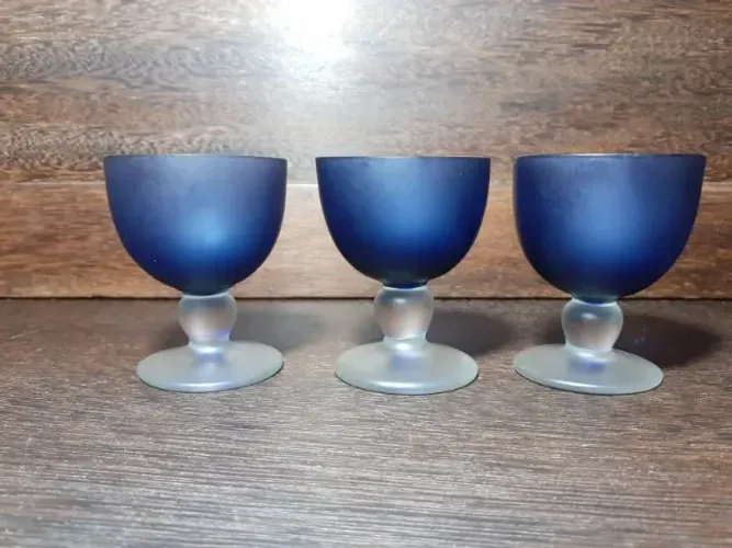 03 Taças para licor jateadas em vidro fosco azul cobalto.