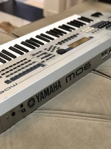 Teclado Yamaha MO6