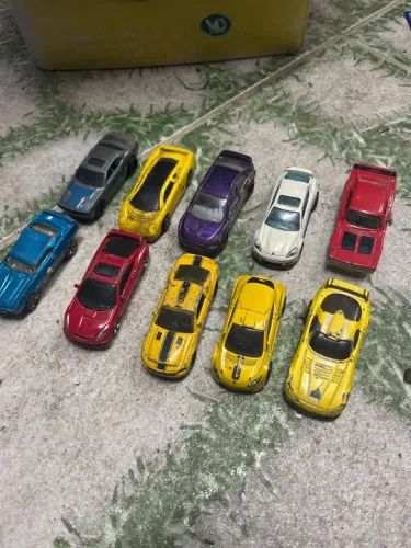 Vendo lote de carrinhos ( 10 carrinhos por R$50)