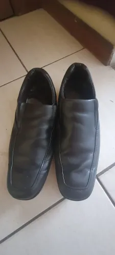 Sapatos sociais pretos marca DEMOCRATA. 