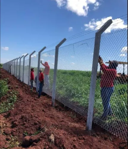 Tela de alambrado para cercamento e mão de obra para instalação.