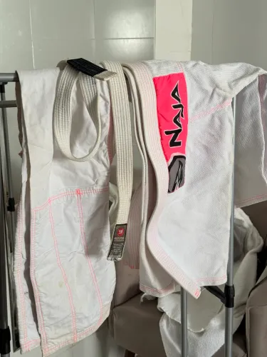Kimono Naja para Jiu-Jitsu Branco e Rosa TAM F2 A0 A1