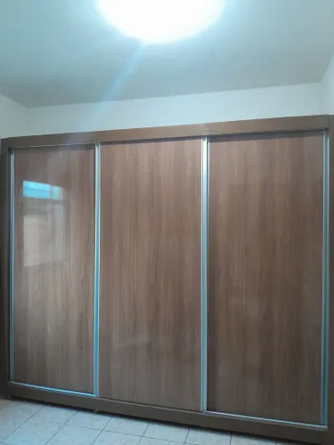 GUARDA-ROUPA DE CASAL EM PERFEITO ESTADO.