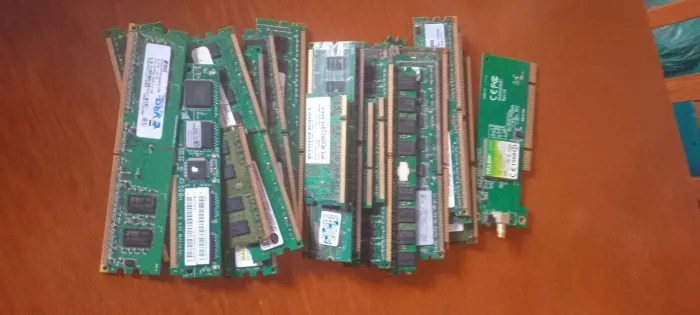 Lote com 24 memórias RAM ddr2 e ddr3