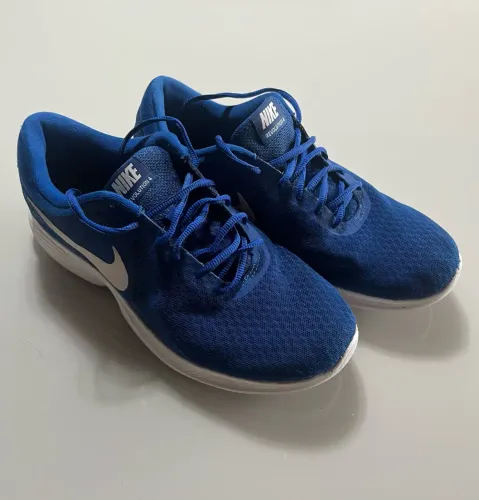 tênis Nike Revolution 4