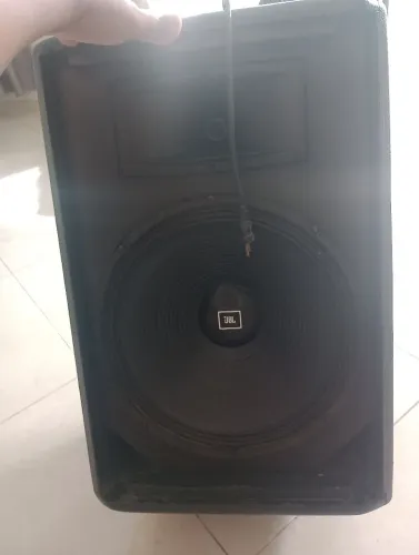 Vendo uma caixa de som amplificada JBL