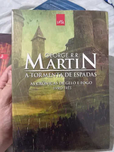 LIVRO TRÊS AS CRONICAS DE GELO E FOGO A TORMENTA DE ESPADAS