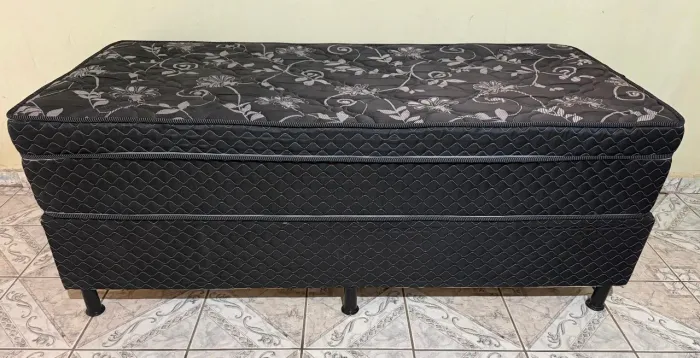 Vende-se uma Cama Box de Solteiro