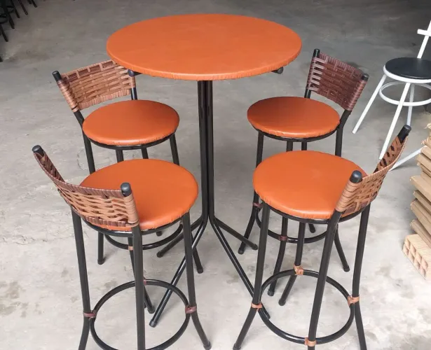 Banquetas e mesas Bistrô direto da fábrica