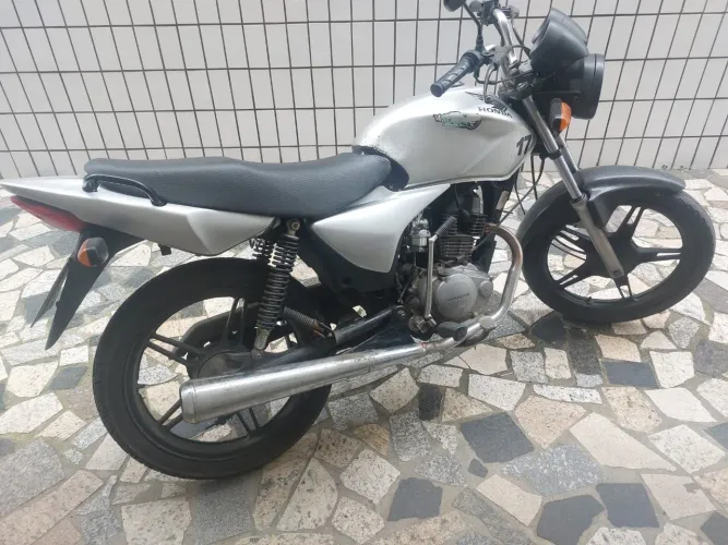 Moto de um amigo Titan 150 KS prata 