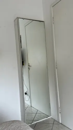 Sapateira branca com porta espelhada - 1,80 m