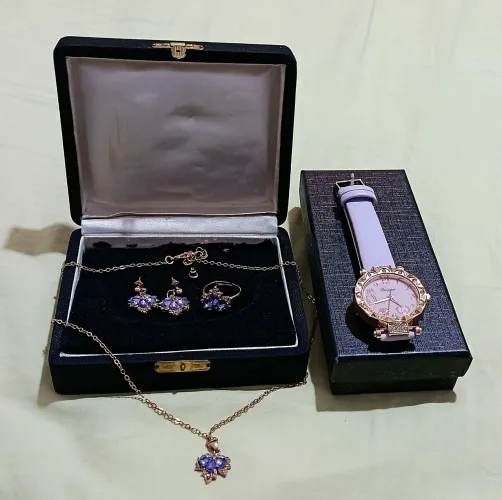 Kit Presente Feminino - Relógio Analógico, Colar, Brincos e Anel Solitário nas Caixas.