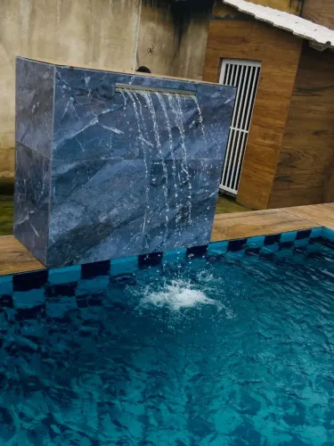 Vendo casa com um salão de festa na frente com piscina
