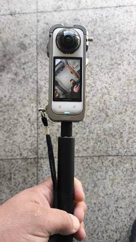 Câmera Insta360 X5 com acessorios