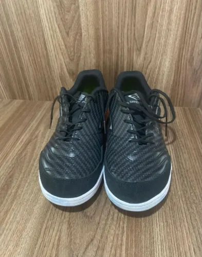 VENDO chuteira futsal número 40.