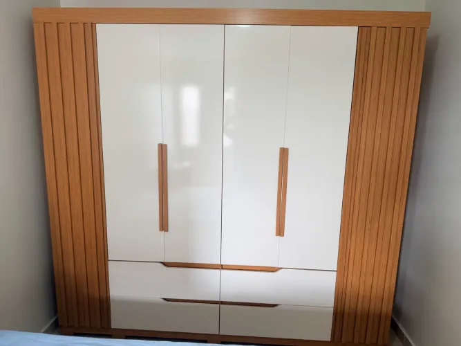 Guarda-Roupa Casal 8 Portas com 4 Gavetas