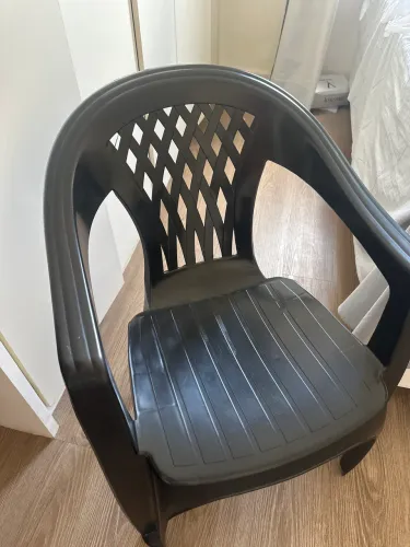 UMA cadeira de plástico preta