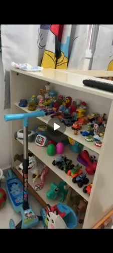 Berço com prateleira embutida