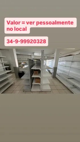 Prateleiras gôndolas expositor depósito loja.