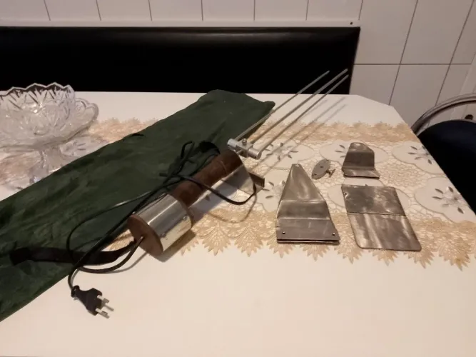 Espeto elétrico giratório com acessórios para fixar .