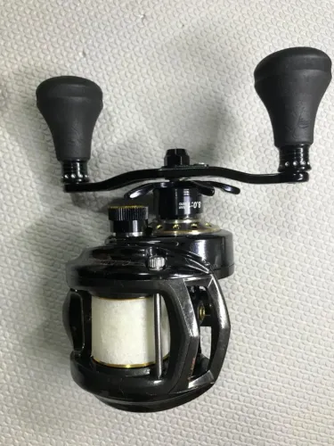 Carretilha Abu garcia REV3 Big Shooter Compact manivela esquerda