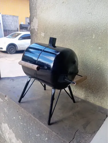 CHURRASQUEIRA PORTÁTIL COM TAMPA 