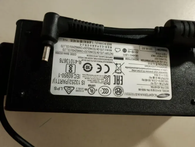 Vendo fonte para notebook Samsung plug fino tipo agulha por 50 reais original 