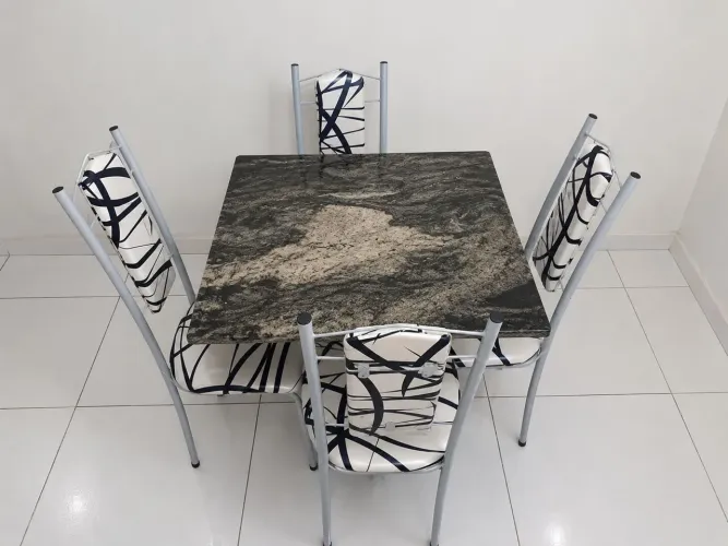 Mesa com 4 cadeiras, em perfeitas condições, poucos meses de uso