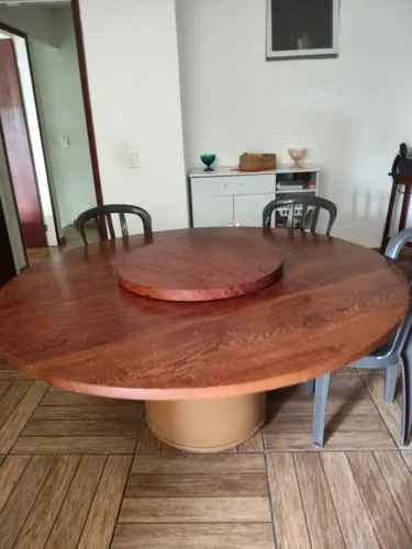 Mesa de jantar redonda de madeira maciça, linda! VENDO RÁPIDO