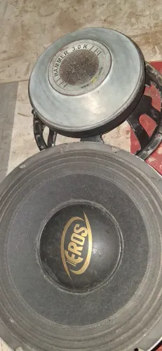 Vendo dois graves de 12  polegadas 3.0k, um funcionando e o outro pra  recondicionar
