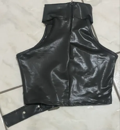 Cropped Frente Única Preto Resinado com Cinto - Estilo Gótico / Moderno (Tamanho GG)