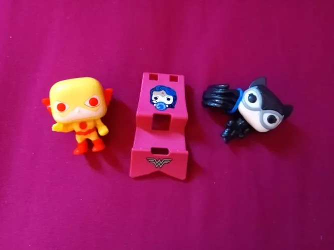 Kinder Joy - DC (Flash reverso + mulher gato + item da mulher maravilha)