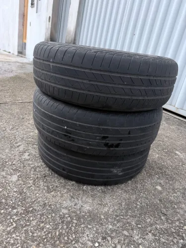 Pneus 185/65 R15 em bom estado 